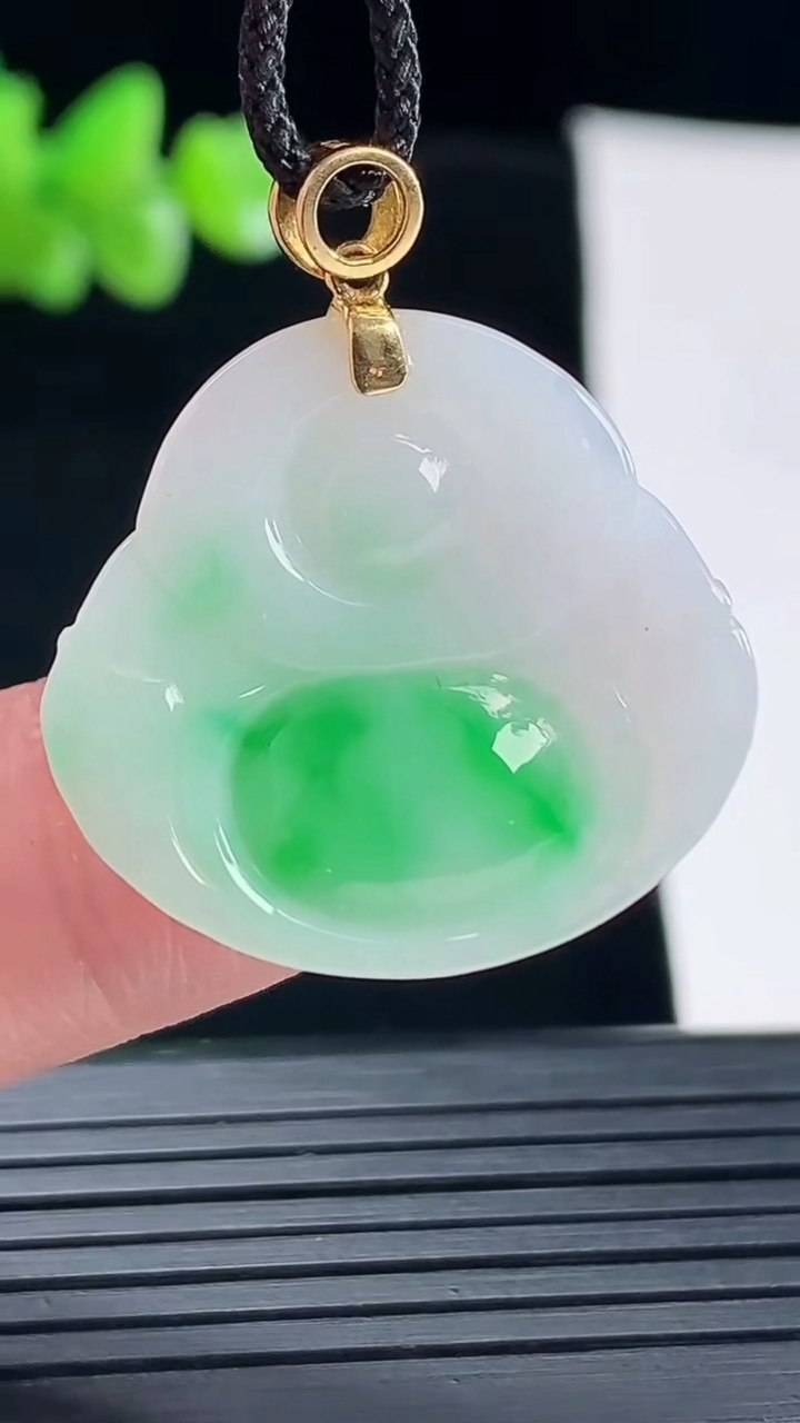 天然A货翡翠佛公吊坠，尺寸24-26-5.6重量:5.70g
5月6日