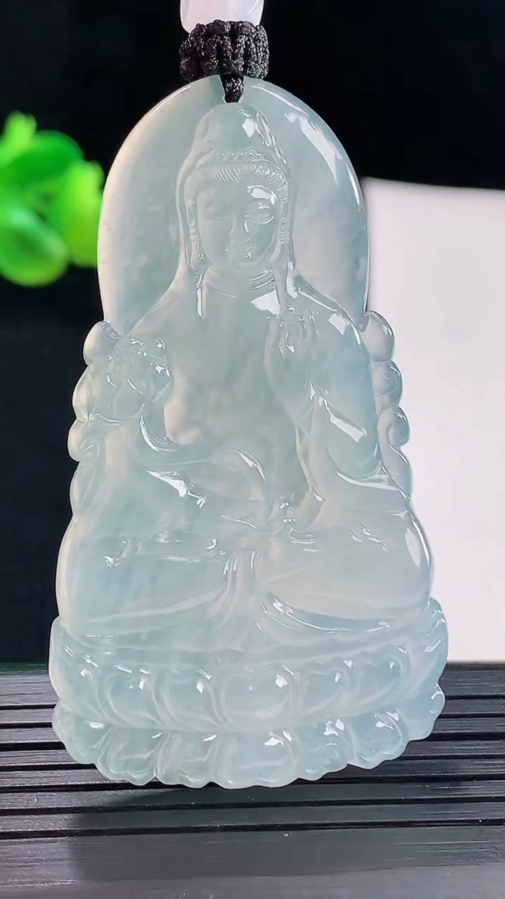天然A货翡翠种飘花大势至菩萨吊坠，尺寸58-34-5重量:24.46g
5月6日