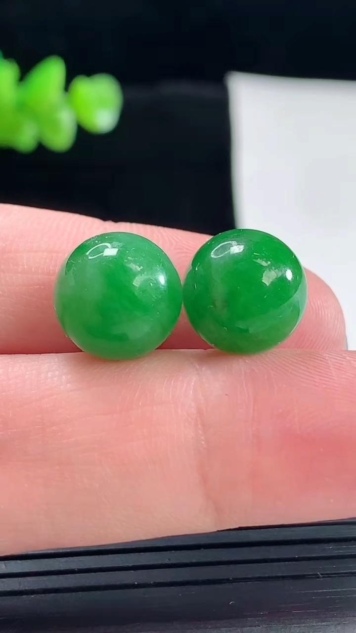 天然A货翡翠圆珠吊坠一对，尺寸12重量:6.00g
5月6日