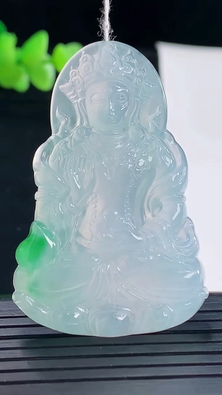 天然A货翡翠度母菩萨吊坠，尺寸50-33-6重量:16.79g
5月6日