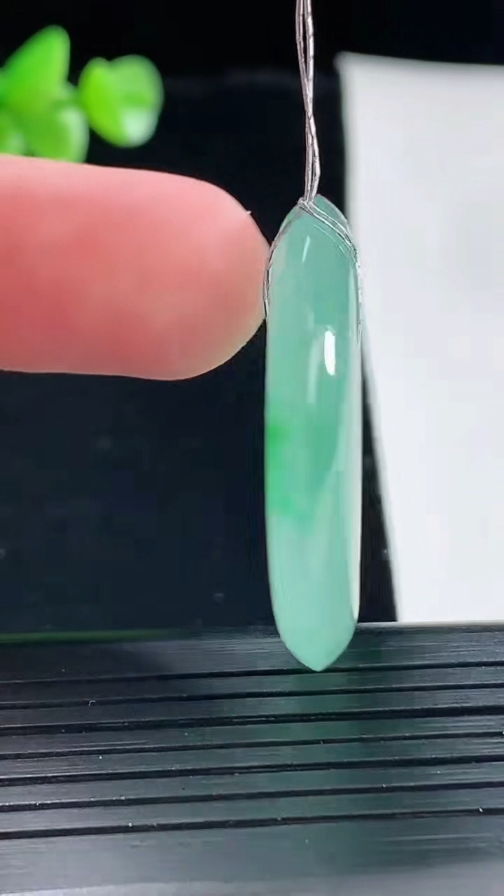 天然A货翡翠平安扣吊坠，尺寸34-5.8重量:14.19g
5月6日