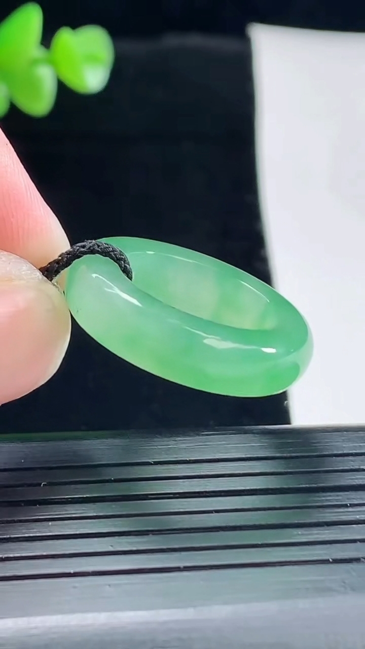 天然A货翡翠玉指环 戒指，尺寸16.6-6.2-4.5重量:5.43g2026年5月6日
工厂直销收藏佳品,种好水足，色泽均匀，有种有色，上手高大气！