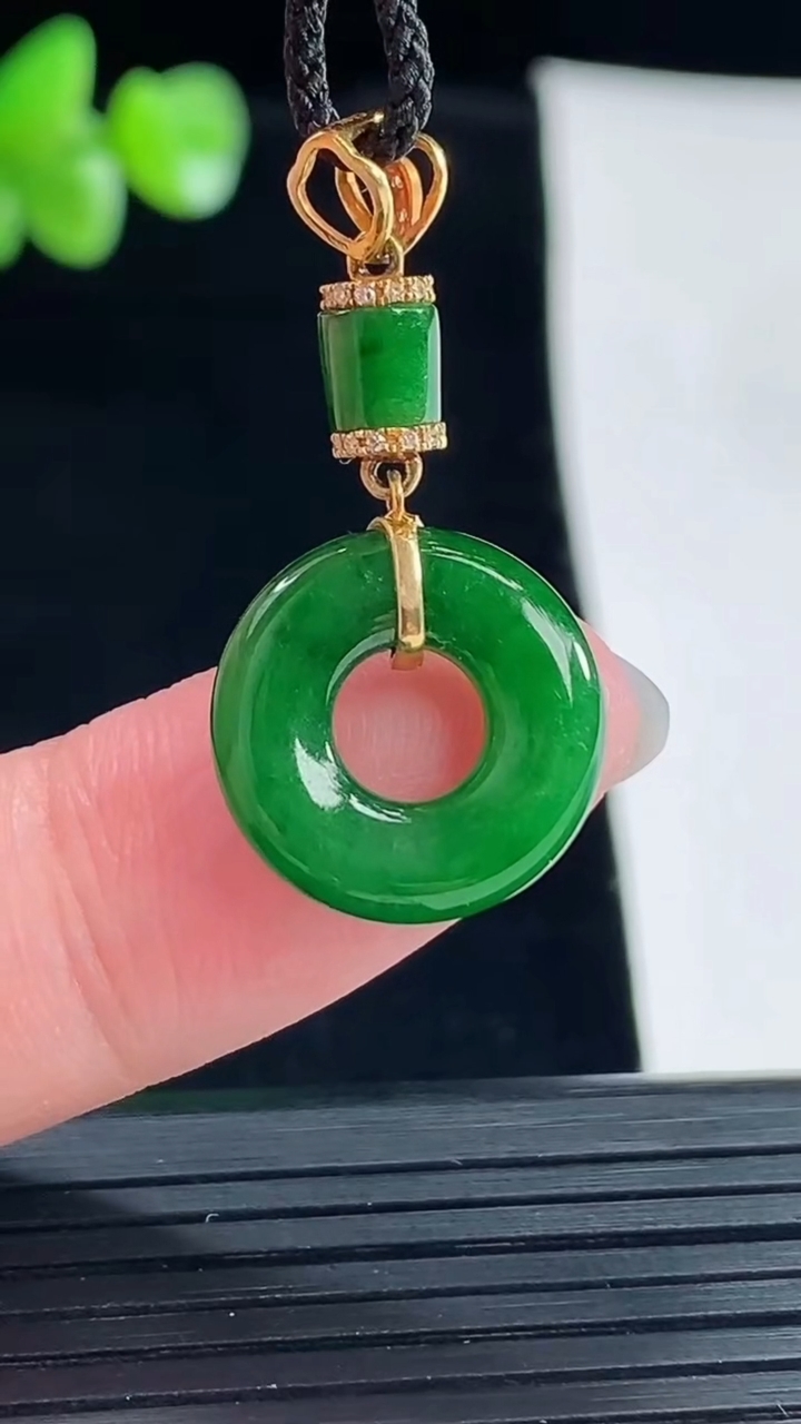 天然A货翡翠平安环吊坠，尺寸15-3.5重量:2.31g
5月6日