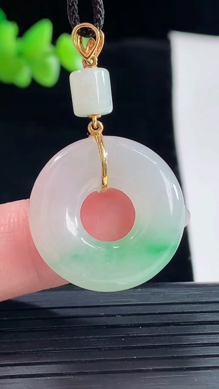 天然A货翡翠平安环吊坠，尺寸23.5-5.8重量:6.85g
5月6日