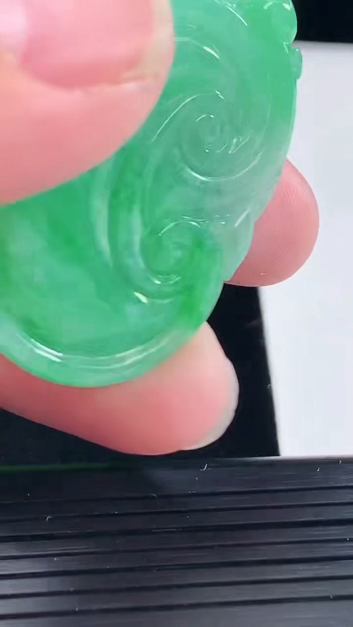 天然A货翡翠如意吊坠，尺寸43.5-30-6.2重量:15.75g
5月6日