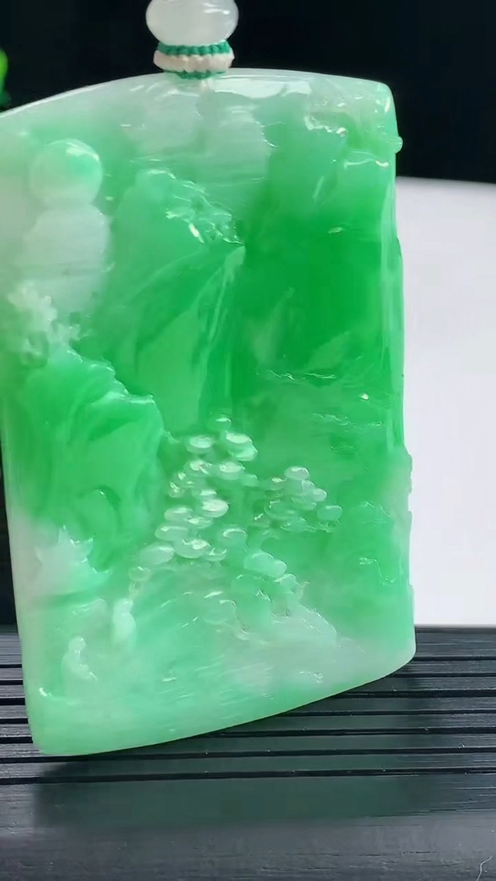 天然A货翡翠山水牌吊坠，尺寸60-39-6重量:35.41g
5月6日