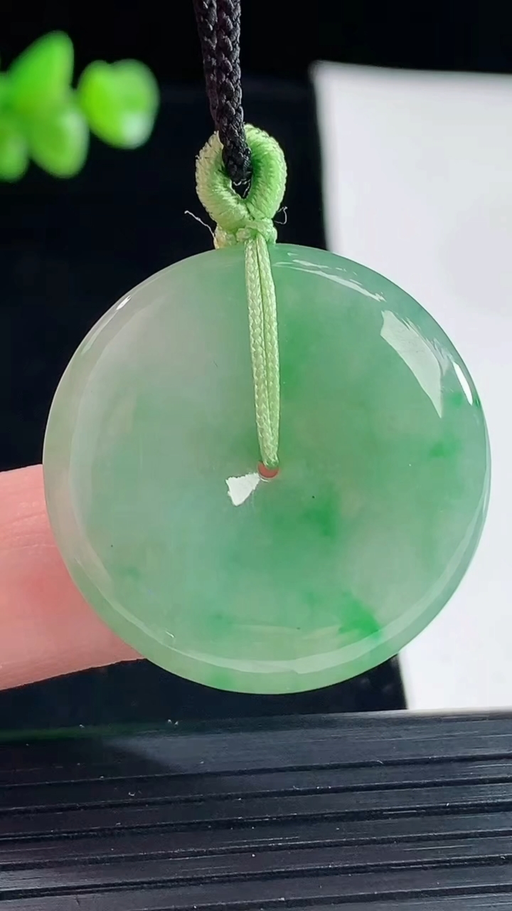 天然A货翡翠平安扣吊坠，尺寸29.5-5重量:9.49g
5月6日
