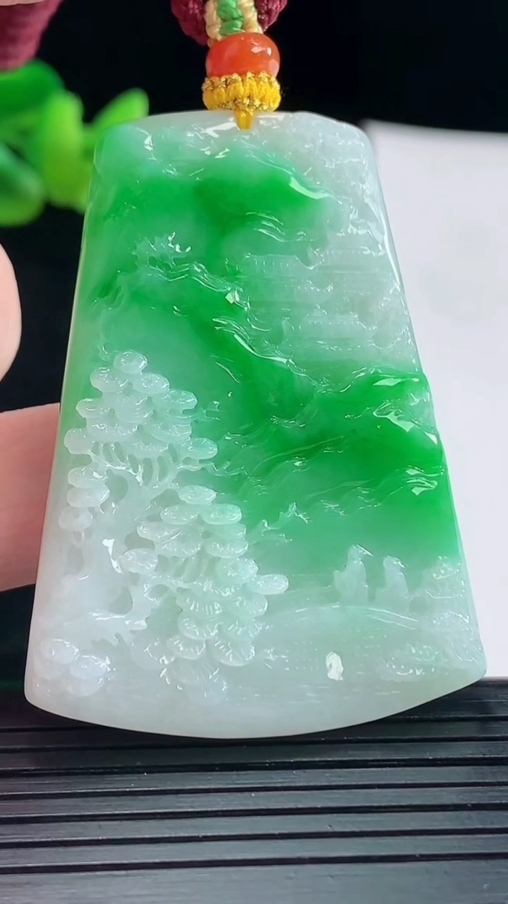 天然A货翡翠山水牌吊坠，尺寸51.5-38-5.2重量:24.01g
5月6日