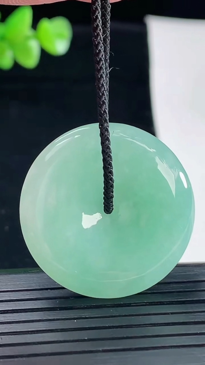 天然A货翡翠平安扣吊坠，尺寸29.5-6.2重量:11.10g
5月6日