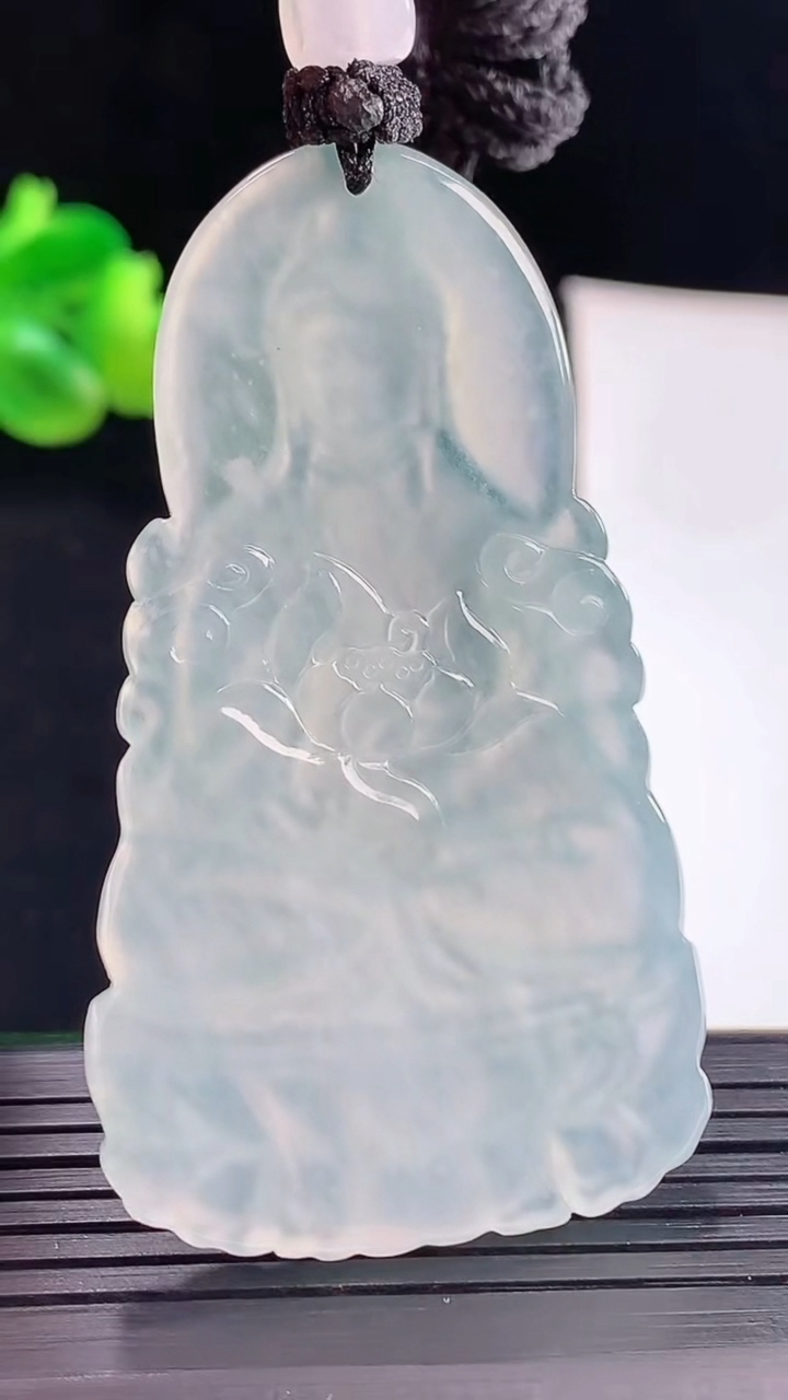 天然A货翡翠种飘花大势至菩萨吊坠，尺寸58-34-5重量:24.46g
5月6日