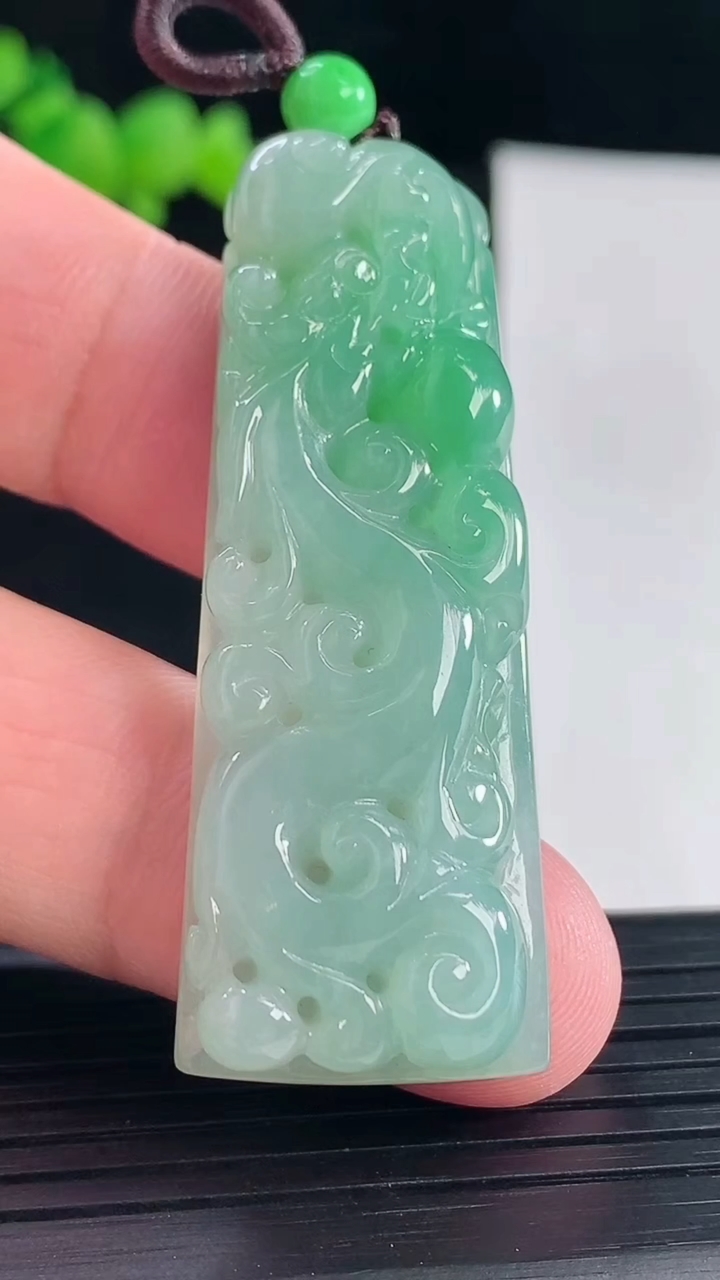 天然A货翡翠仿古龙牌吊坠，尺寸52-19.5-7.6重量:17.58g
5月6日