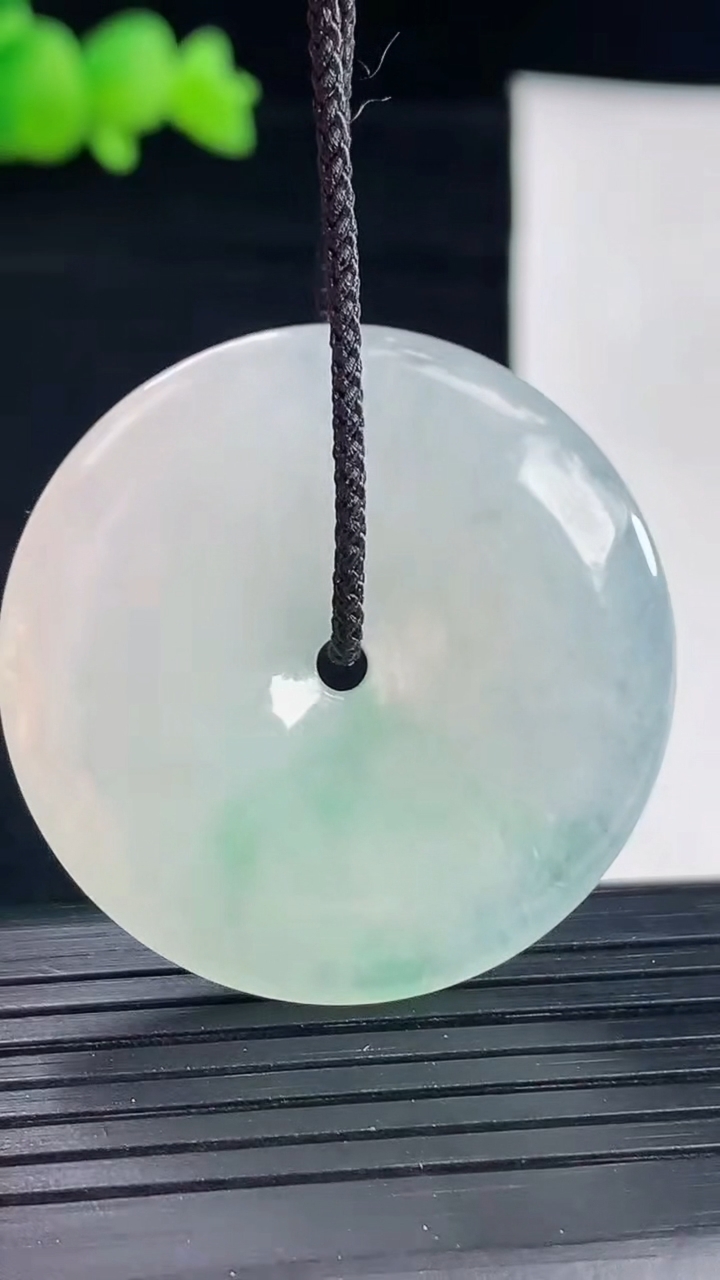 天然A货翡翠平安扣吊坠，尺寸36-6重量:16.33g
5月6日
