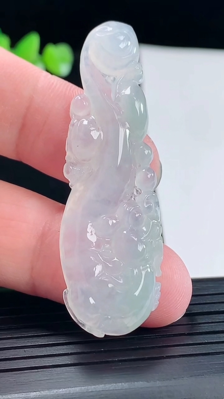 天然A货翡翠仿古龙牌吊坠，尺寸55.6-18-5.6重量:8.87g
5月6日