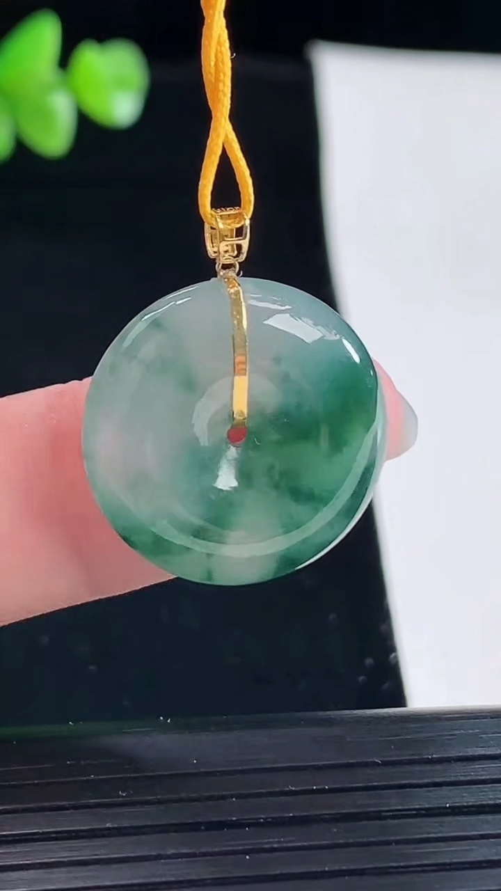 天然A货翡翠18k金飘花平安扣吊坠，尺寸20-5.5重量:4.61g
5月6日