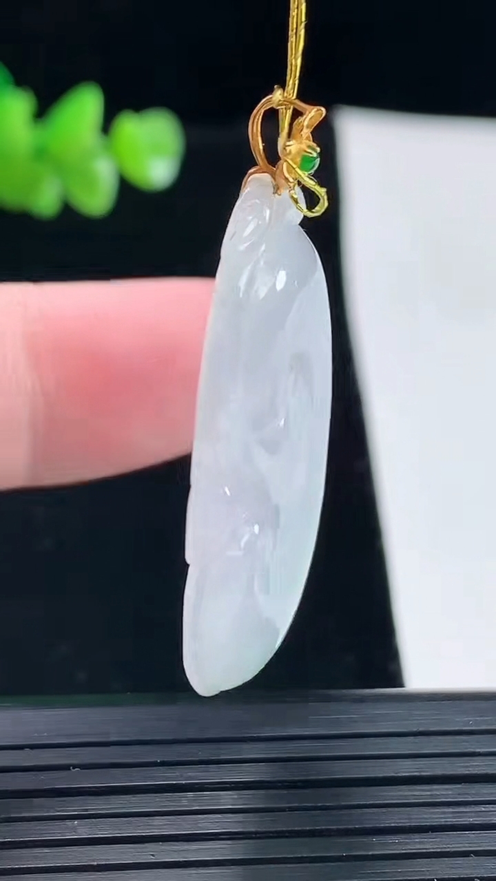 天然A货翡翠如意吊坠，尺寸36.5-22.8-4.8重量:8.03g
5月6日