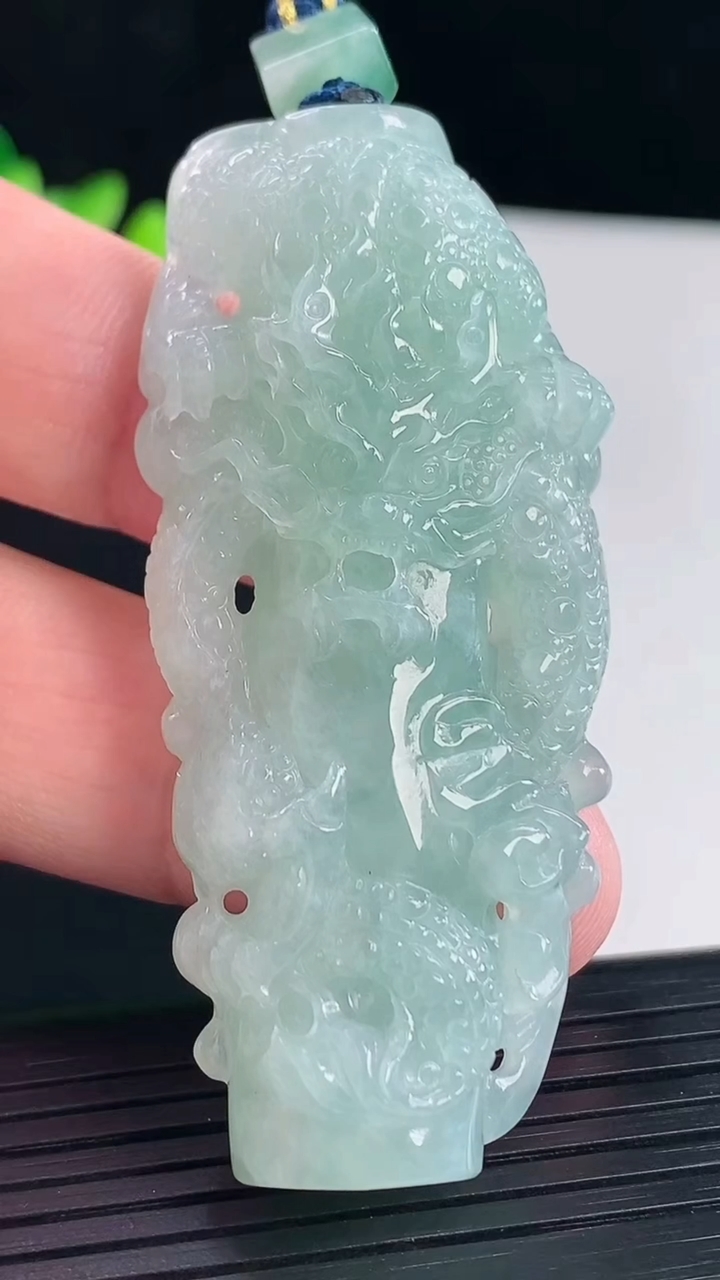 天然A货翡翠龙柱吊坠，尺寸63-28.5-11.2重量:35.91g
5月7日