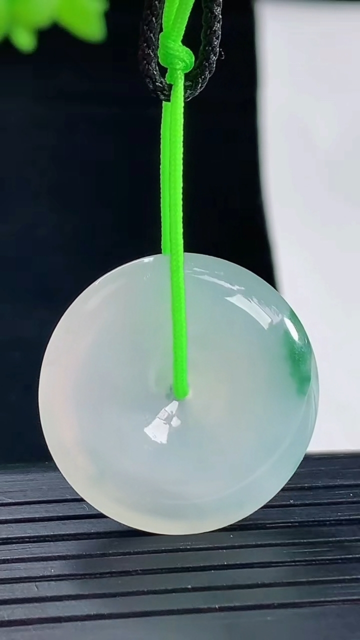 天然A货翡翠冰种飘花平安扣吊坠，尺寸26-5.5重量:6.85g
5月6日