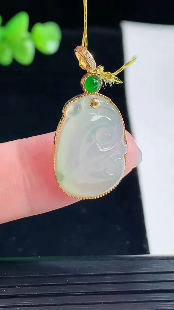 天然A货翡翠如意吊坠，尺寸29.5-15-4，裸石20-15重量:3.15g
5月6日