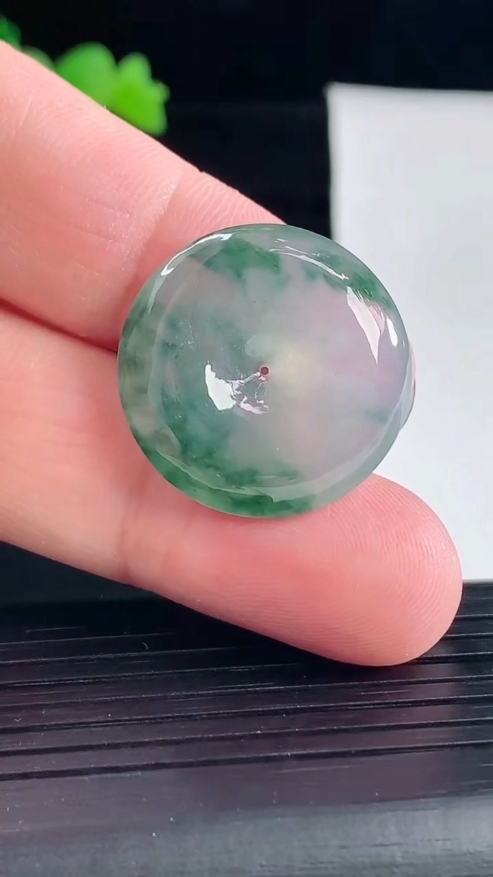天然A货翡翠冰种飘花平安扣吊坠，尺寸24-5.2重量:6.00g
5月6日