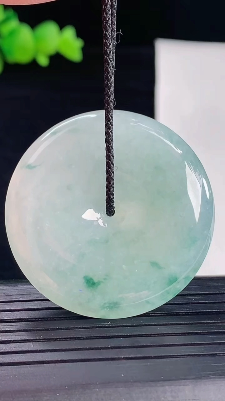 天然A货翡翠飘花平安扣吊坠，尺寸39-5.8重量:19.17g
5月6日