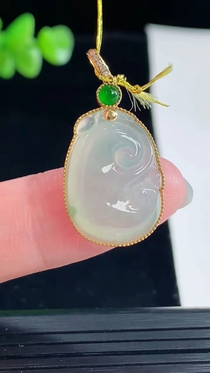天然A货翡翠如意吊坠，尺寸29.5-15-4，裸石20-15重量:3.15g
5月6日
