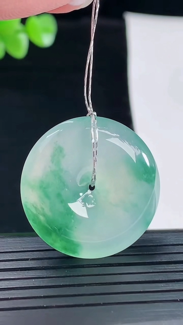 天然A货翡翠种飘花平安扣吊坠，尺寸27-6重量:8.94g
5月6日