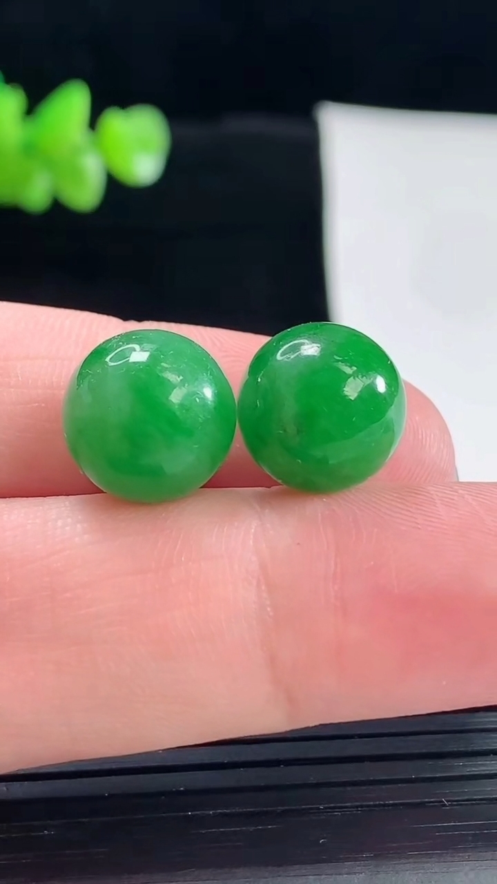 天然A货翡翠圆珠吊坠一对，尺寸12重量:6.00g
5月6日