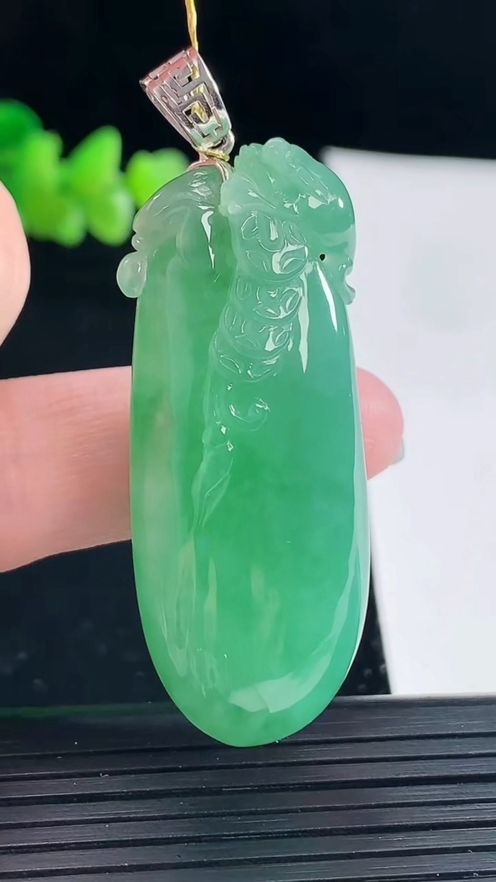 天然A货翡翠福瓜吊坠，尺寸47.6-19-13.2重量:23.52g
5月6日