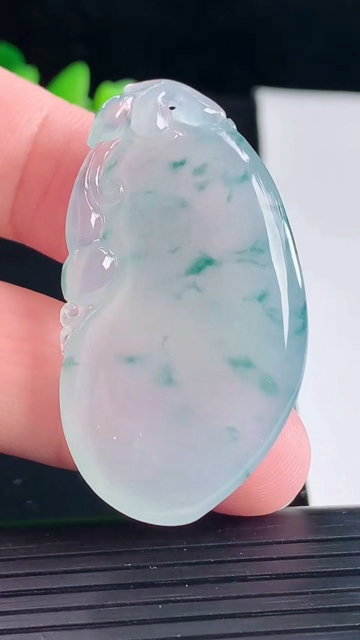 天然A货翡翠种飘花福瓜吊坠，尺寸47-27-6.3重量:15.52g
5月6日