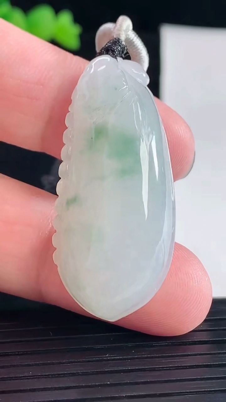 天然A货翡翠福瓜吊坠，尺寸42-19.5-10重量:17.13g
5月6日