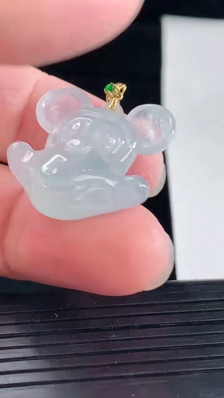天然A货翡翠米奇吊坠，尺寸25-24-9.5重量:7.26g
5月6日