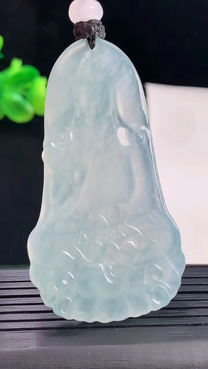 天然A货翡翠种飘花大势至菩萨吊坠，尺寸62.8-35.5-5重量:25.95g
5月6日