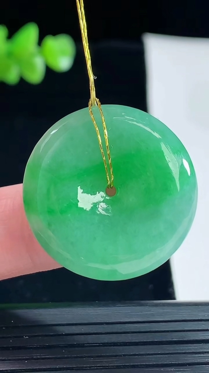 天然A货翡翠平安扣吊坠，尺寸27-6重量:9.17g
5月6日