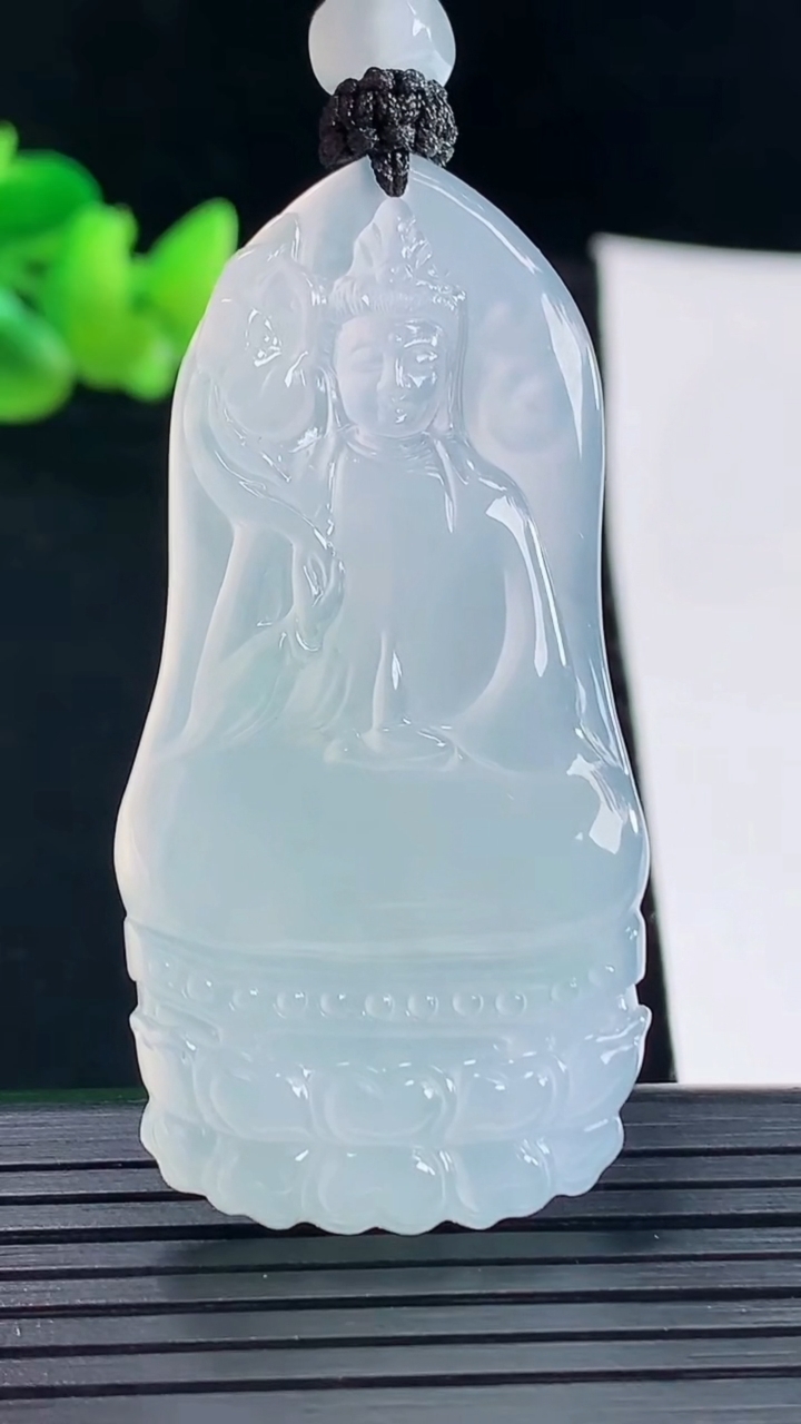 天然A货翡翠种白冰大势至菩萨吊坠，尺寸53-27-5.6重量:21.30g
5月6日