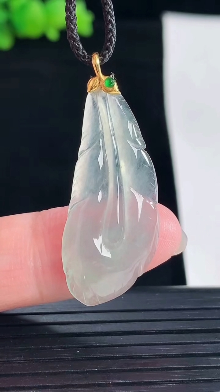 天然A货翡翠羽毛吊坠，尺寸33-15-4重量:3.05g
5月6日