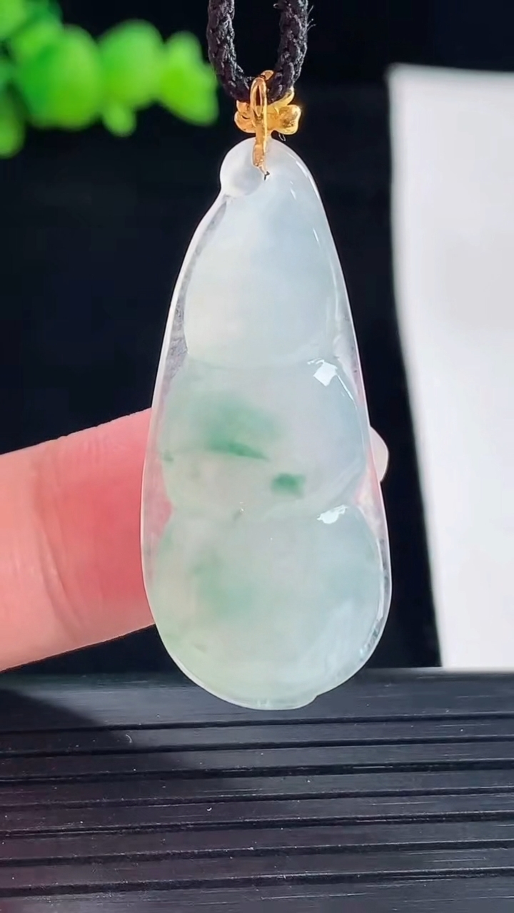 天然A货翡翠种飘花福豆吊坠，尺寸35-16.5-6.5重量:6.11g
5月6日