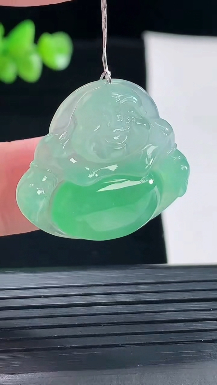 天然A货翡翠佛公吊坠，尺寸27-29-5.8重量:6.80g
5月6日