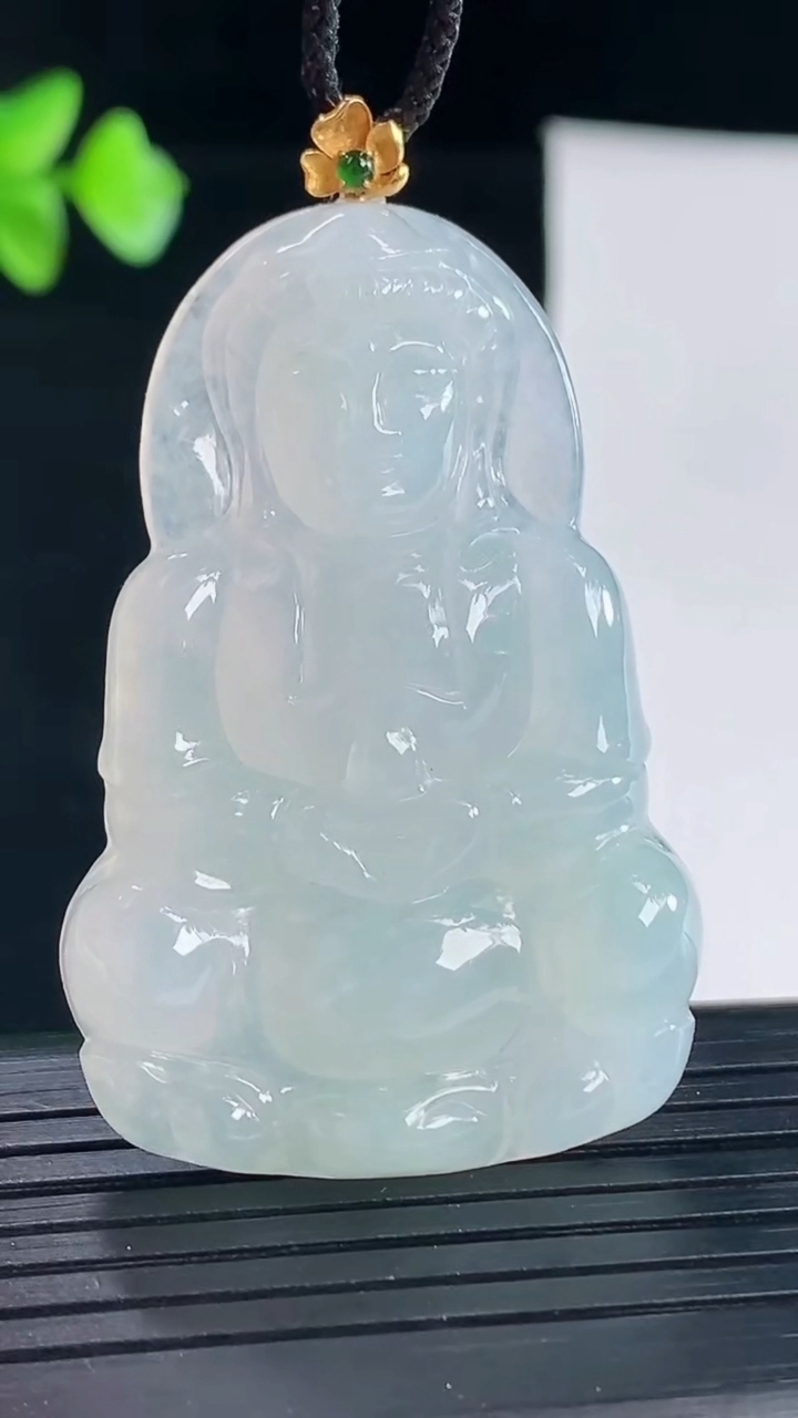天然A货翡翠正装观音吊坠，尺寸46.5-31-6.6重量:15.39g
5月6日