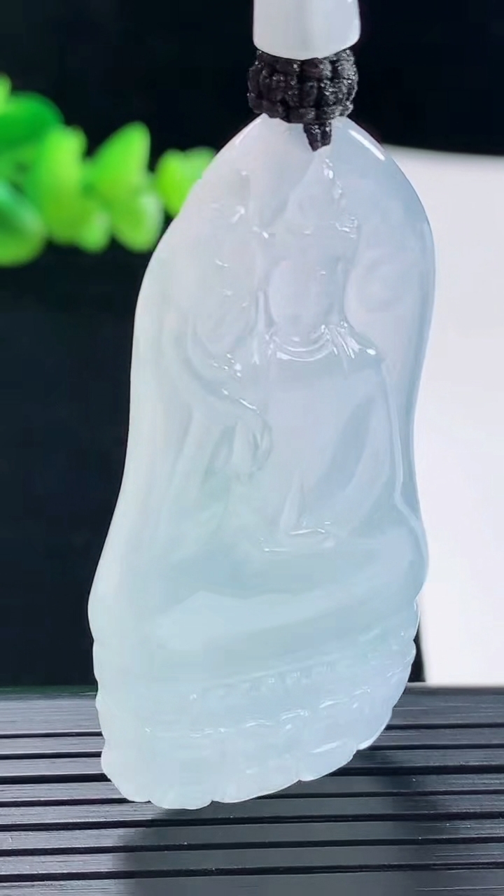 天然A货翡翠种白冰大势至菩萨吊坠，尺寸53-27-5.6重量:21.30g
5月6日