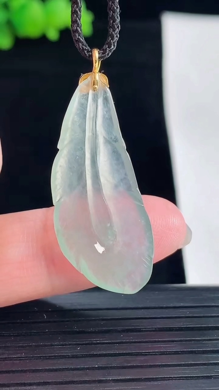 天然A货翡翠羽毛吊坠，尺寸33-15-4重量:3.05g
5月6日