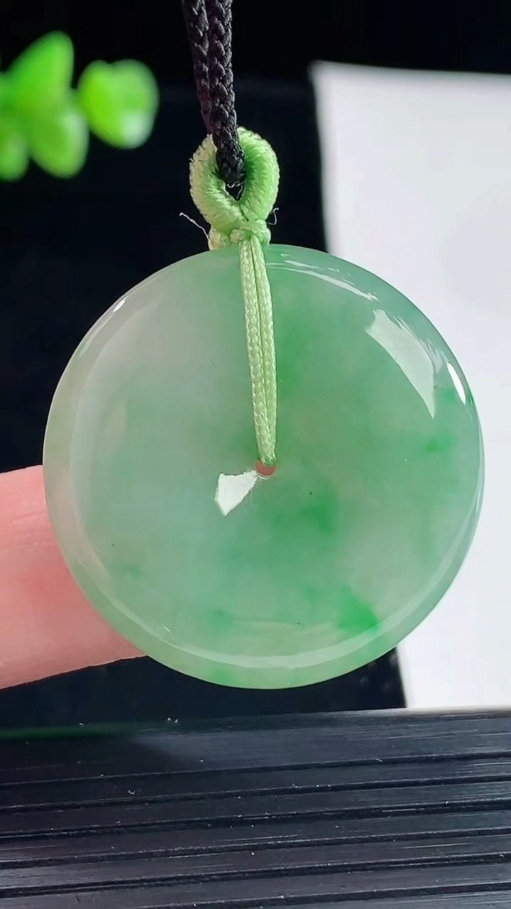 天然A货翡翠平安扣吊坠，尺寸29.5-5重量:9.49g
5月6日