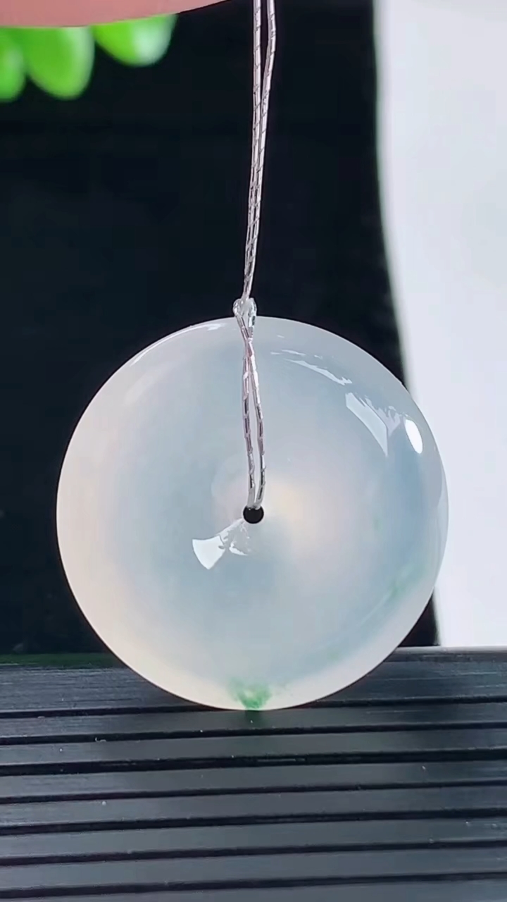 天然A货翡翠种飘花平安扣吊坠，尺寸25-6重量:7.23g
5月6日