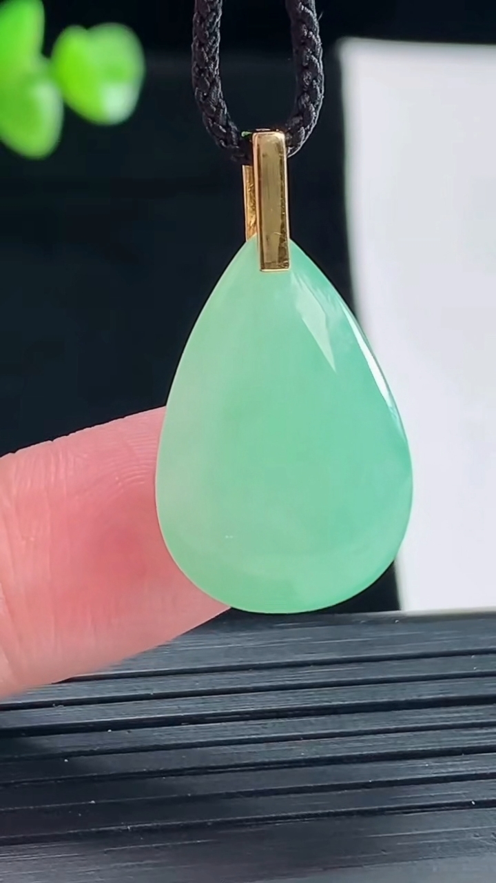 天然A货翡翠水滴吊坠，尺寸21-15-8.2重量:4.28g
5月6日