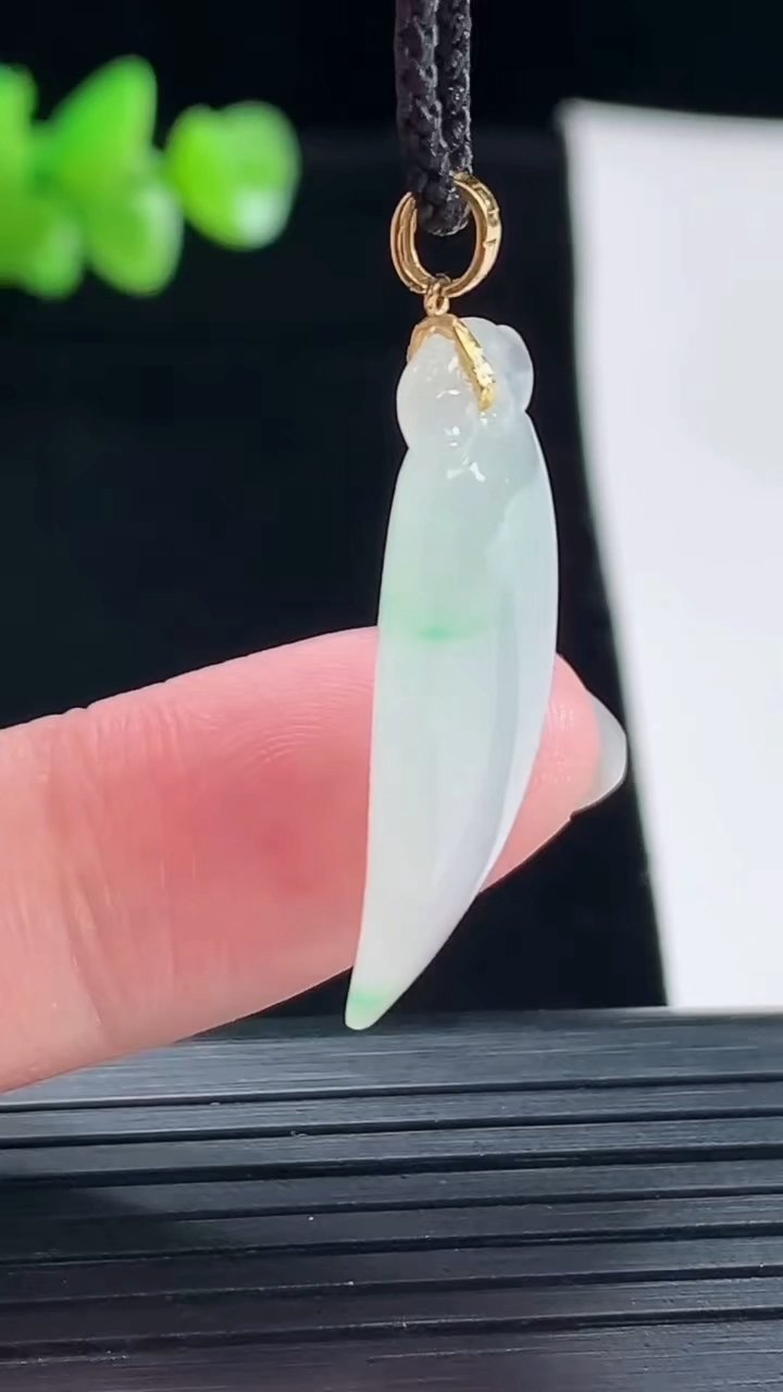 天然A货翡翠福瓜吊坠，尺寸28.6-9.8-5.5重量:3.03g
5月6日