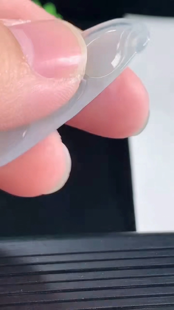 天然A货翡翠福豆吊坠，尺寸44-17-6.5重量:7.95g
5月6日