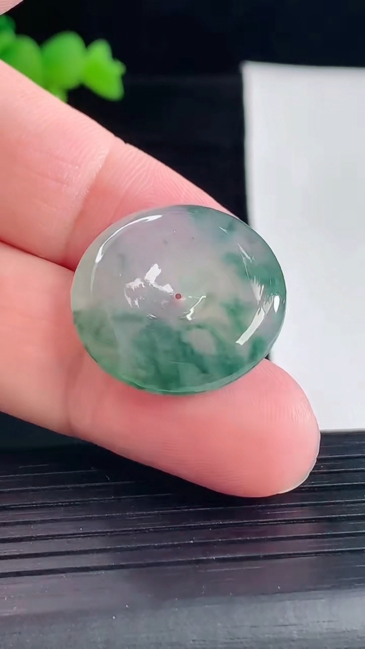 天然A货翡翠冰种飘花平安扣吊坠，尺寸24-5.2重量:6.00g
5月6日