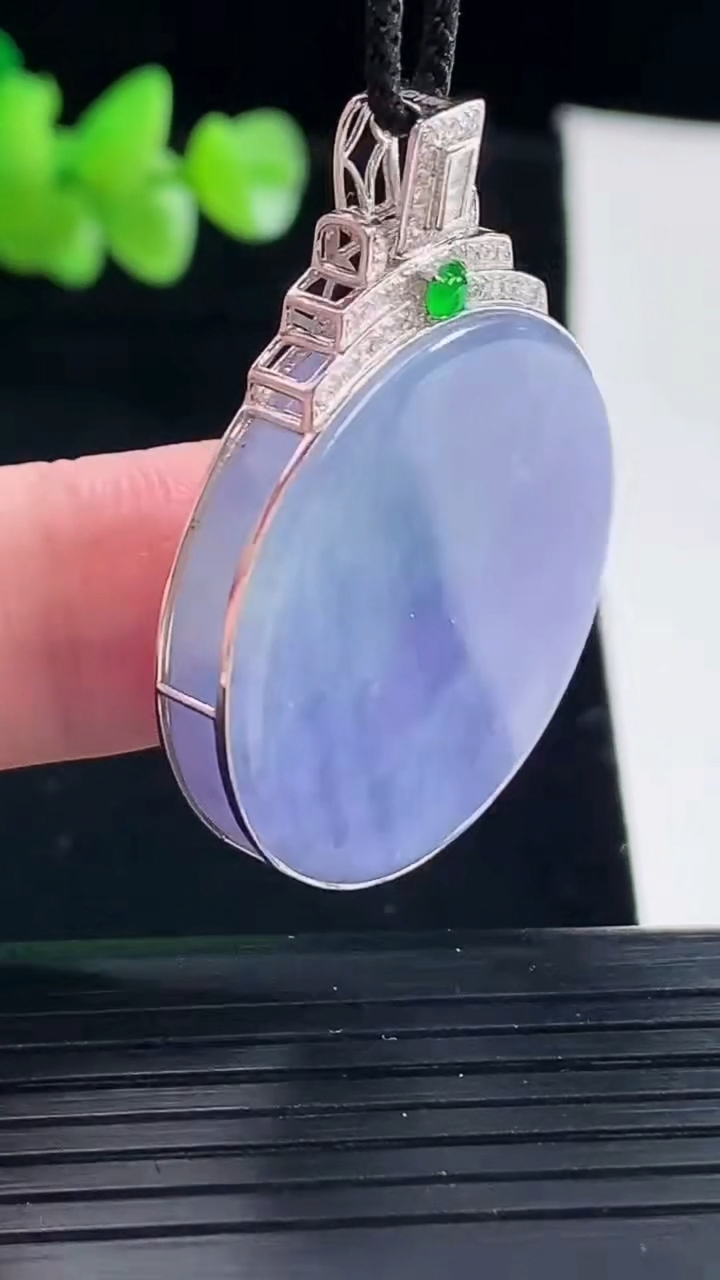 天然A货翡翠18k金紫罗兰无事牌吊坠，尺寸39-29-5.5，裸石29重量:12.88g
5月6日