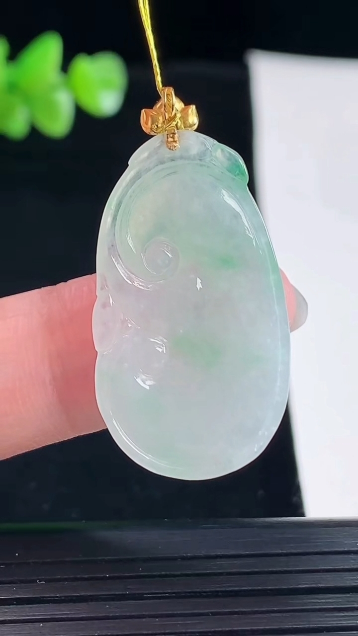 天然A货翡翠如意吊坠，尺寸31-18-4重量:4.41g
5月6日