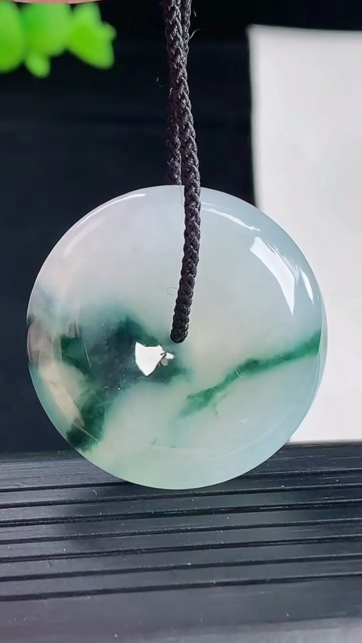 天然A货翡翠冰种飘花平安扣吊坠，尺寸31.5-6重量:12.14g
5月6日
