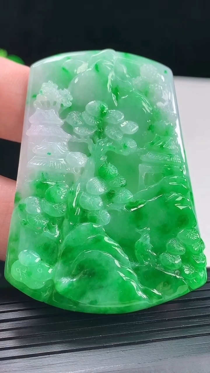 天然A货翡翠山水牌吊坠，尺寸60.5-45-7重量:38.46g
5月6日